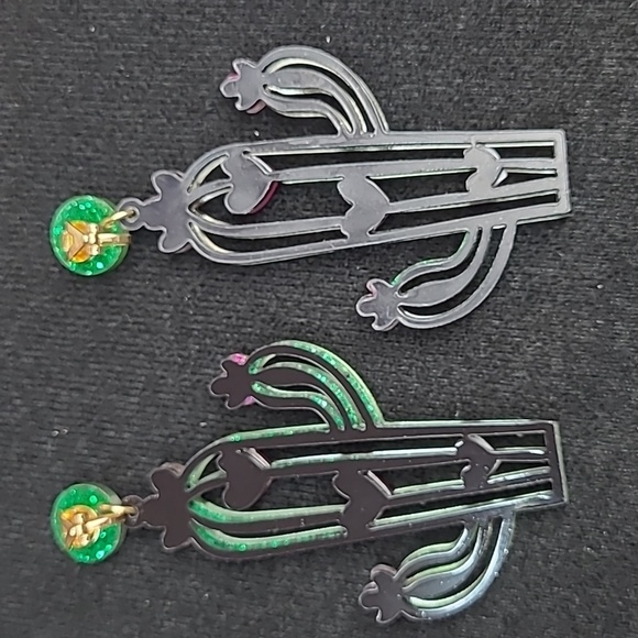 NEW GREEN HEART & CACTUS CLIP-ON EARRINGS - Picture 4 of 7